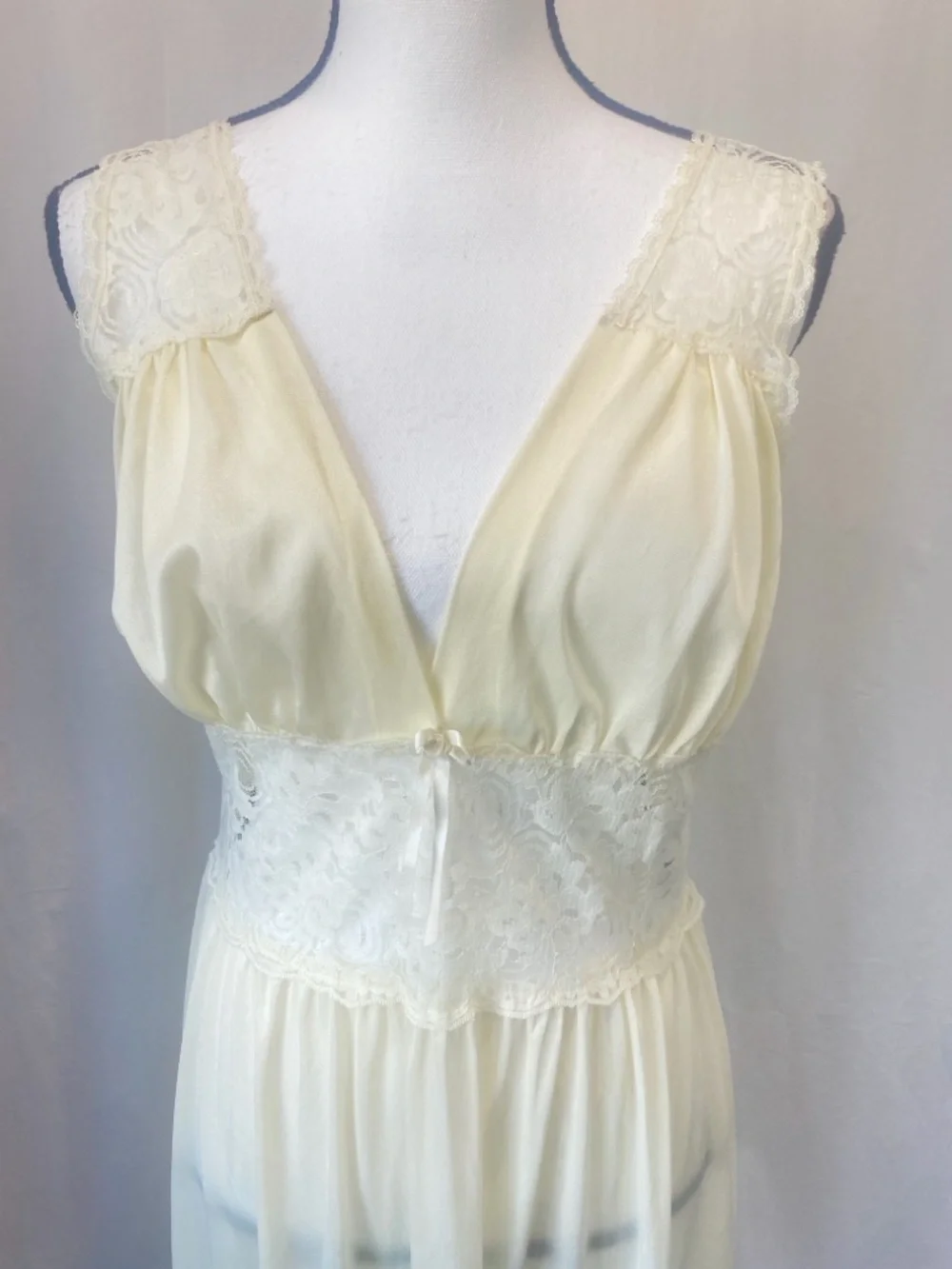 Vintage sheer nylon/chiffon nightgown lingerie Ivory Cream Lace 60s 70s Small - Picture 8 of 16